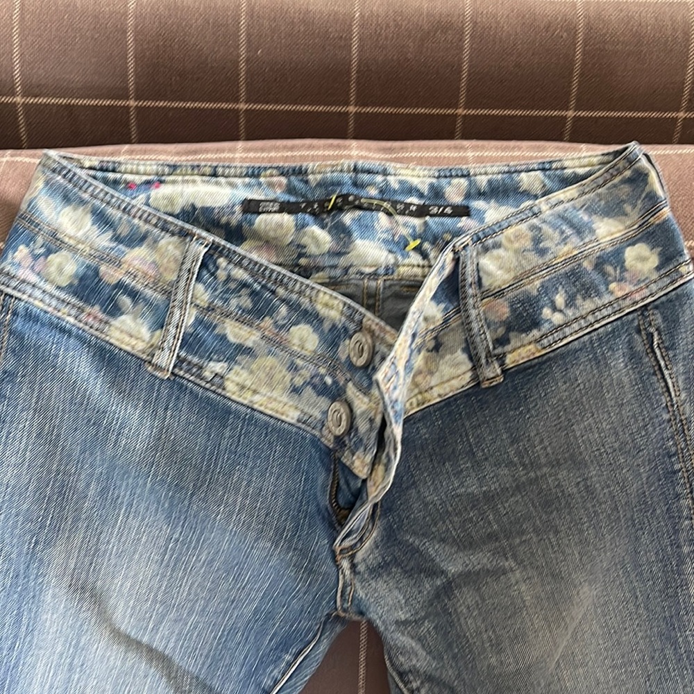 VINTAGE MEDIUM wash pretty floral detailing on waist..